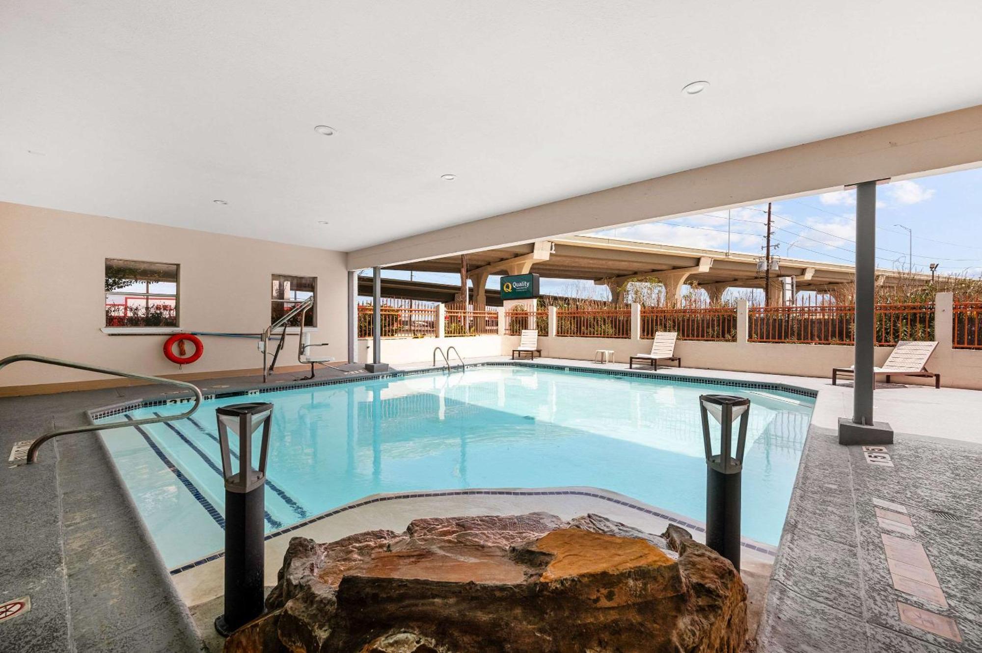 Quality Inn & Suites Cypress Bagian luar foto