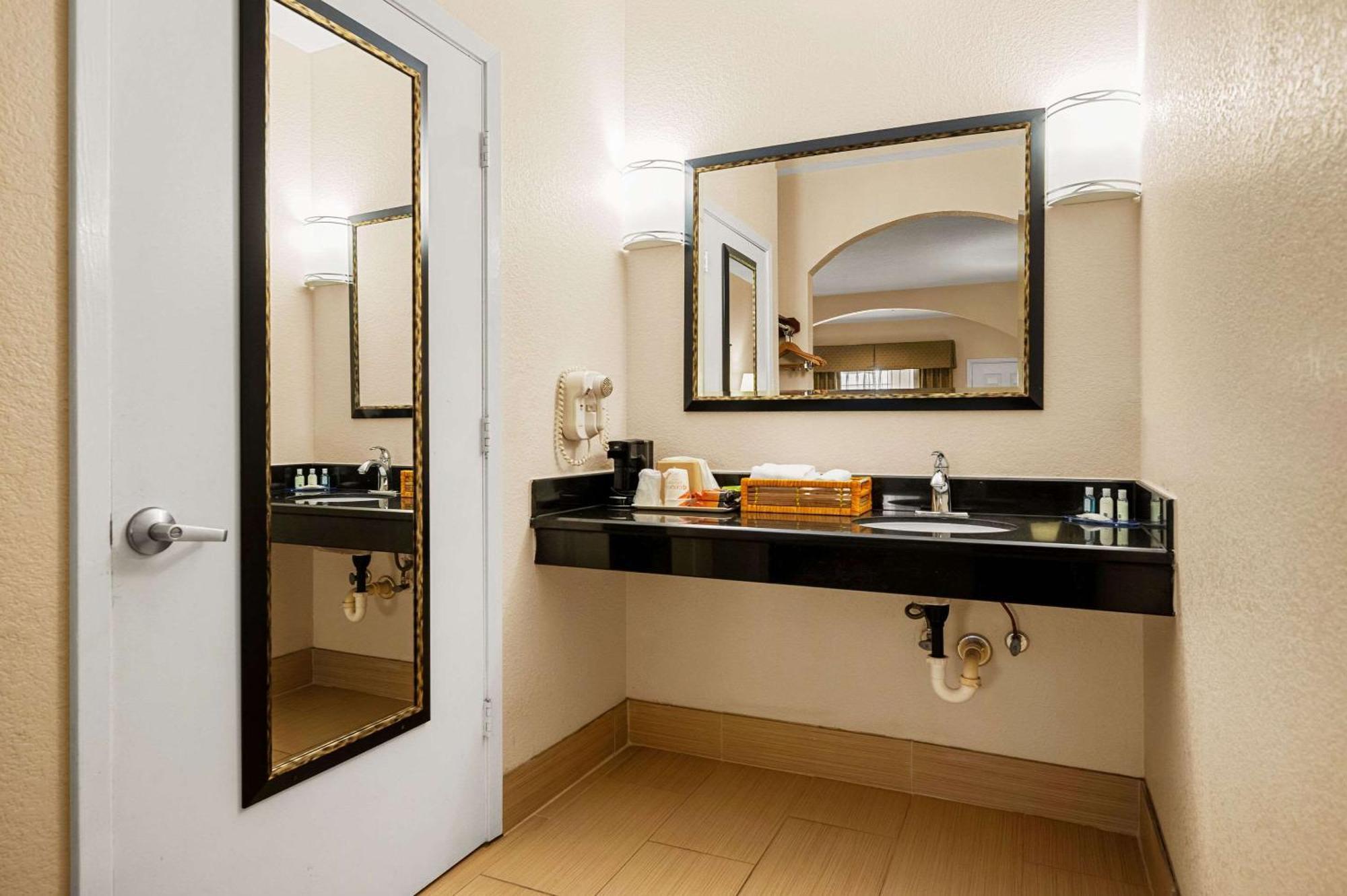 Quality Inn & Suites Cypress Bagian luar foto