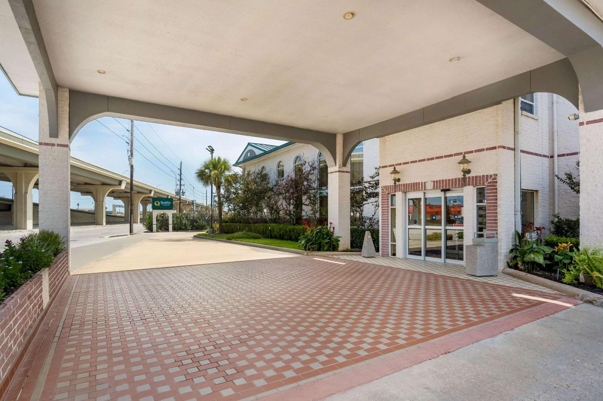 Quality Inn & Suites Cypress Bagian luar foto