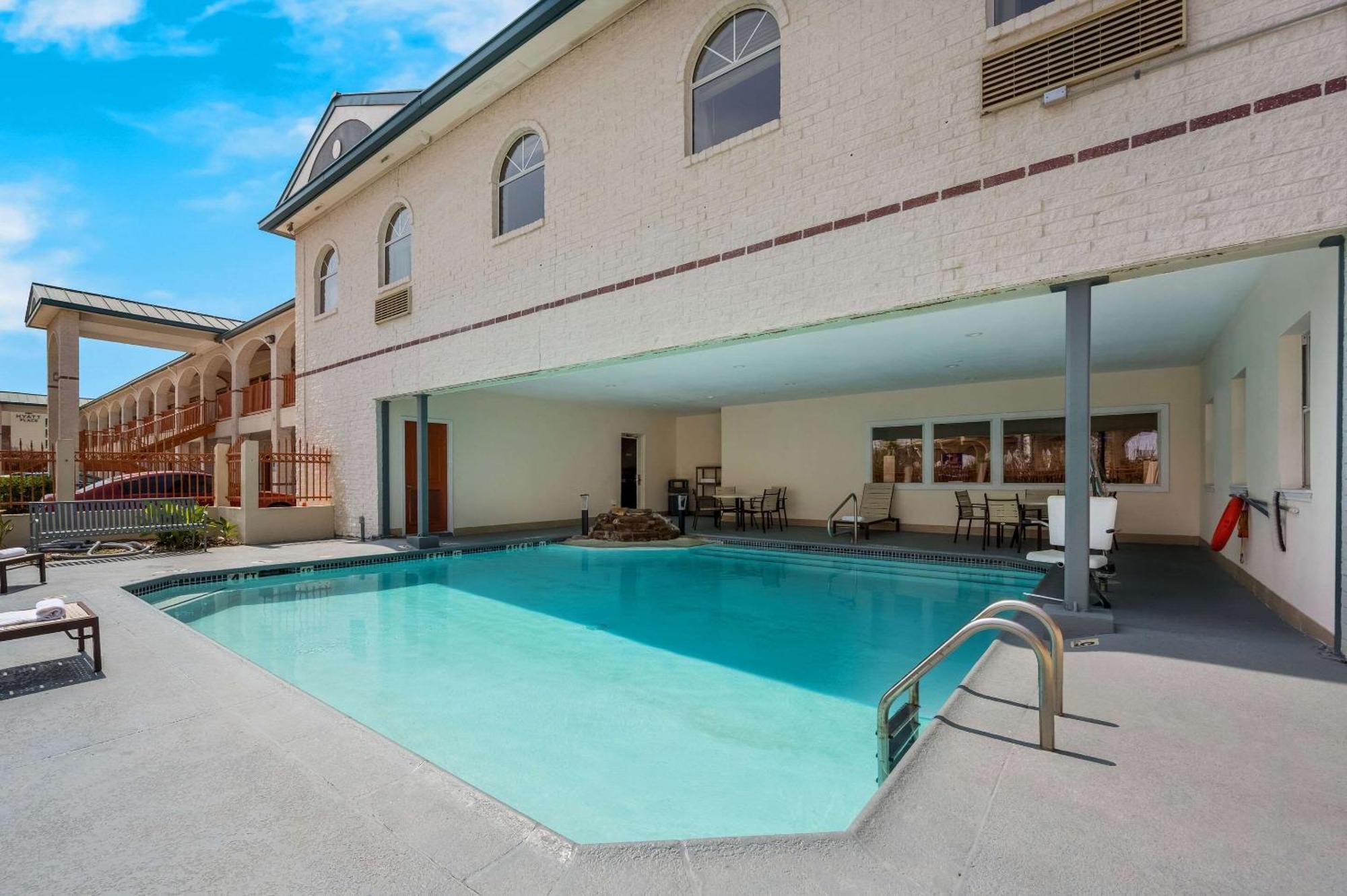 Quality Inn & Suites Cypress Bagian luar foto