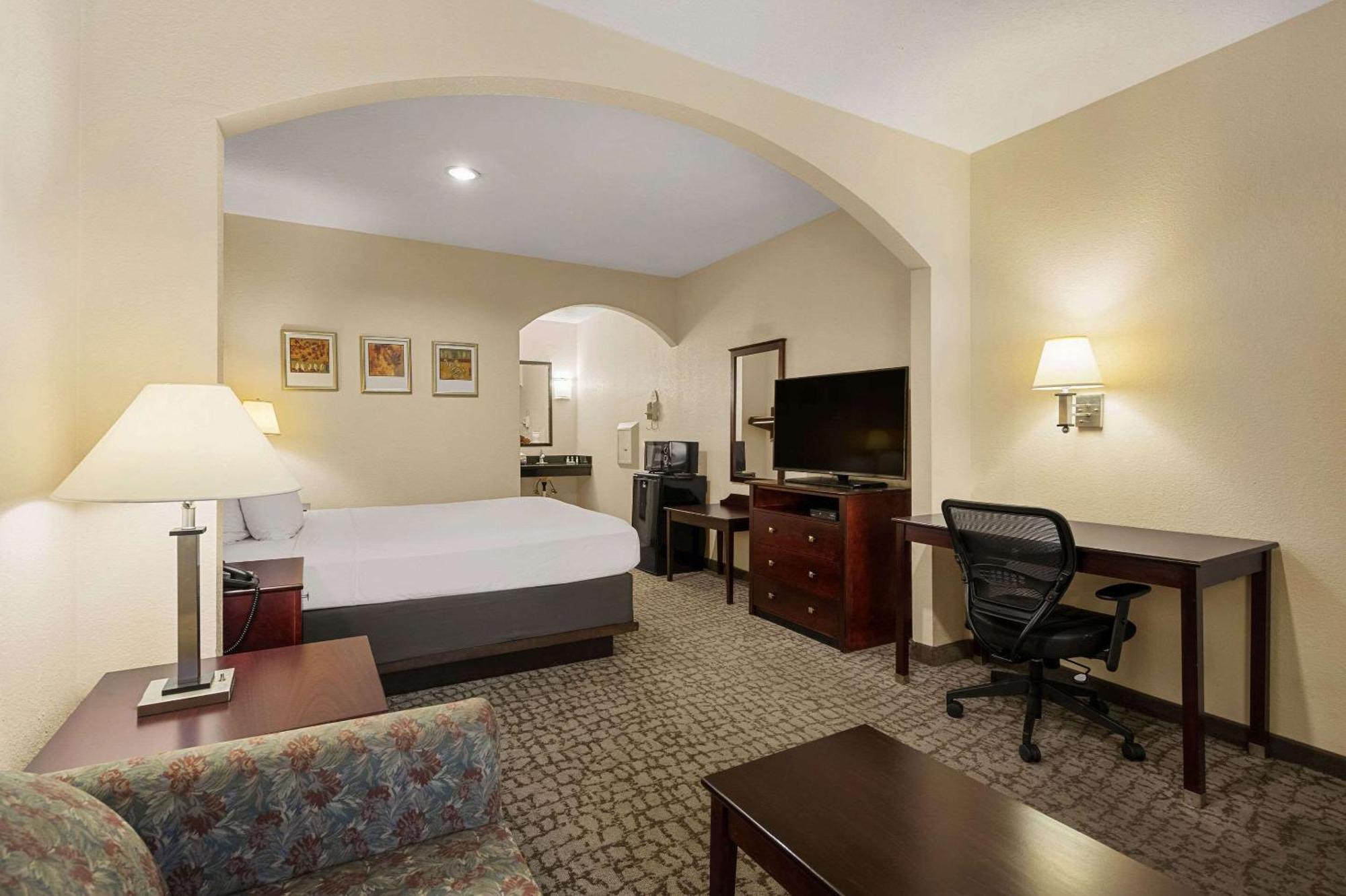 Quality Inn & Suites Cypress Bagian luar foto