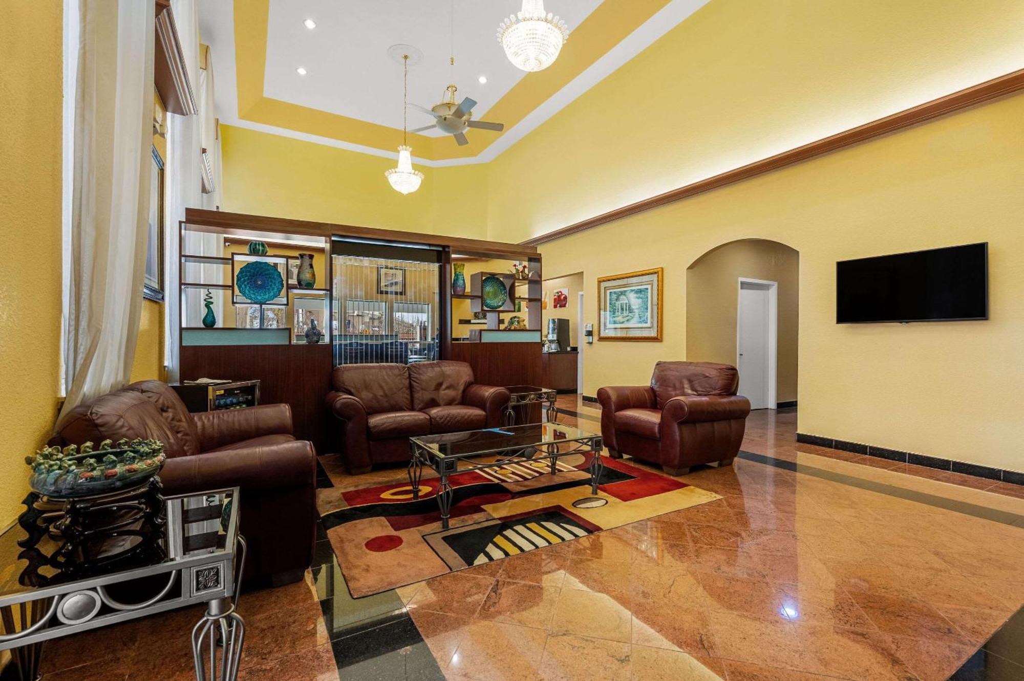 Quality Inn & Suites Cypress Bagian luar foto