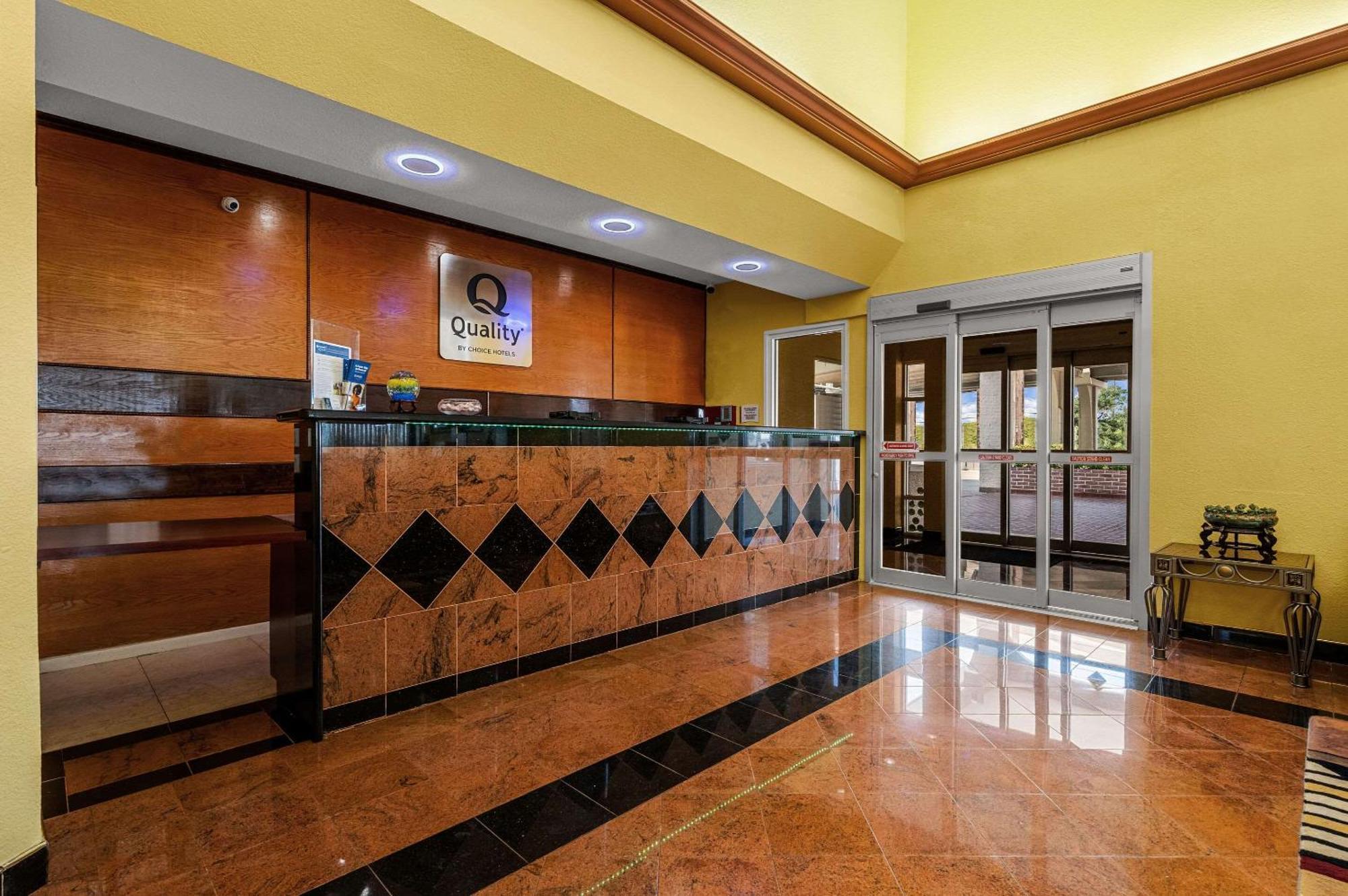 Quality Inn & Suites Cypress Bagian luar foto