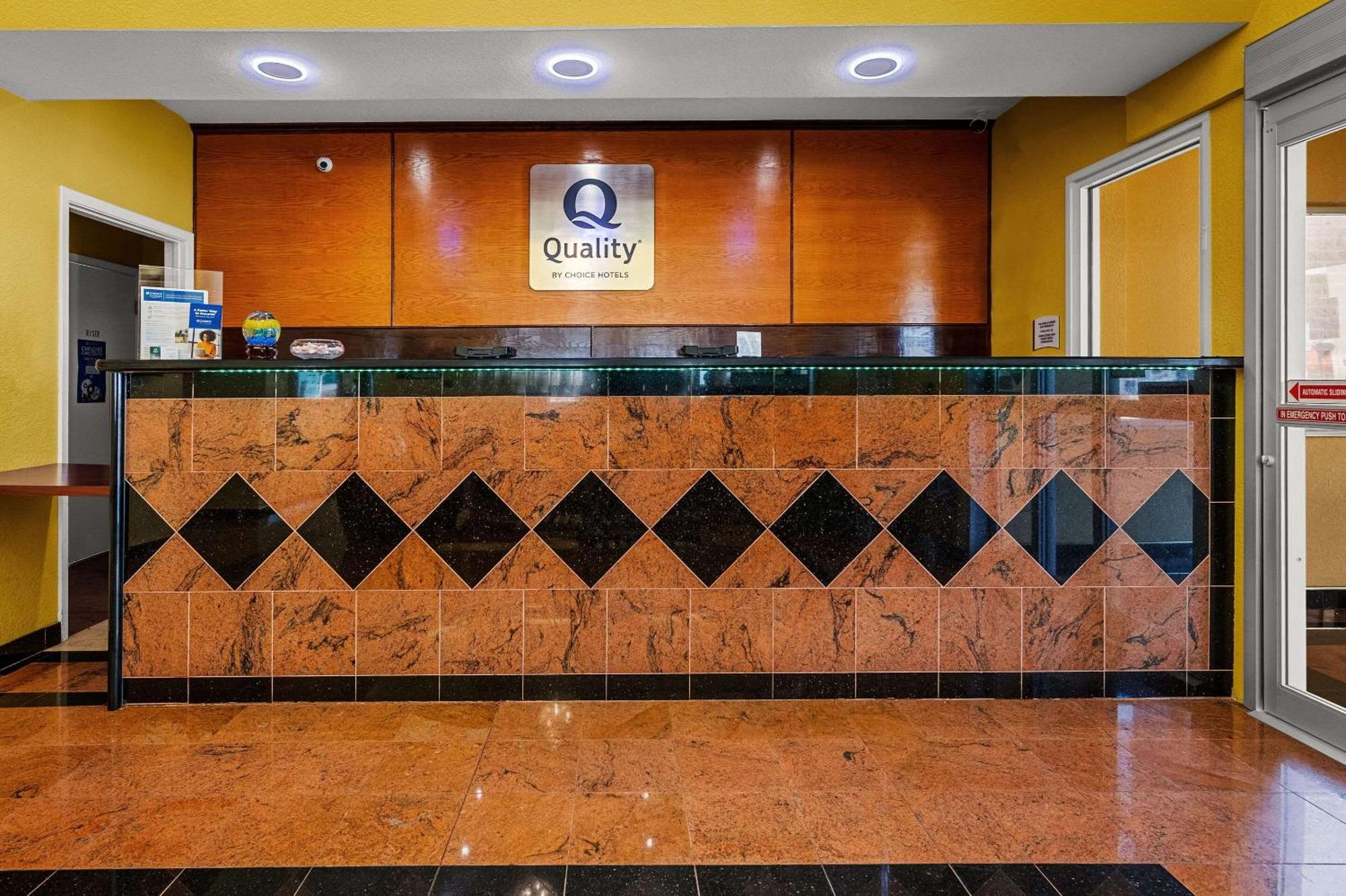 Quality Inn & Suites Cypress Bagian luar foto